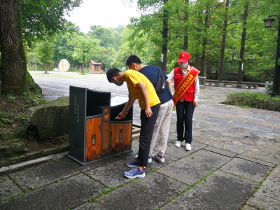 温州三亚岛旅游区特勤队副队长刘佳楠规劝游客文明出行